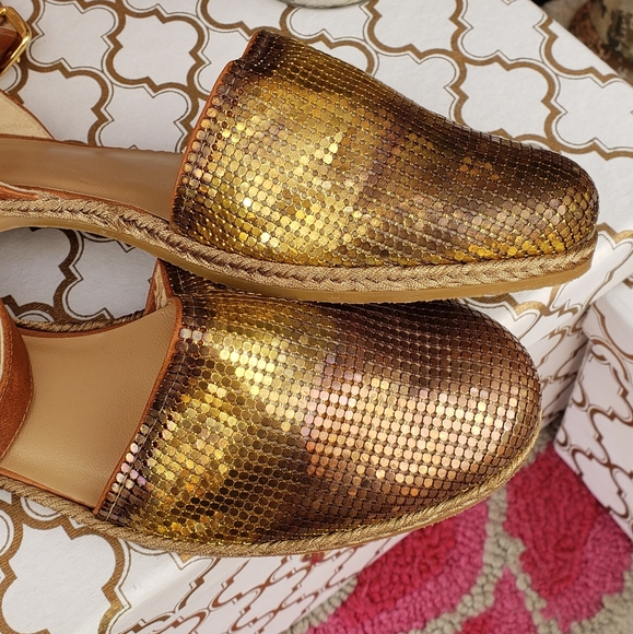 Stuart Weitzman Roman Mail Tri Gold Flat Ankle Strap Sandal Size 8 - Picture 9 of 10